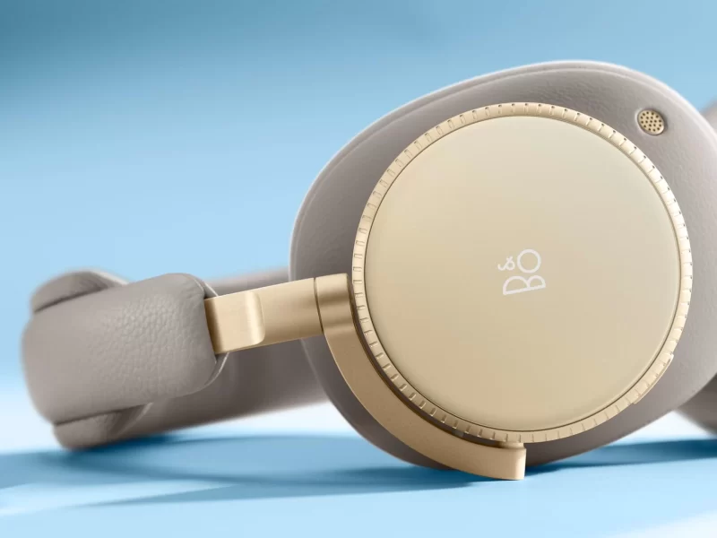 Beautyshot-Beoplay-H100-hourglass-sand-perspective-0031-s2048x1536px-scaled-800x600